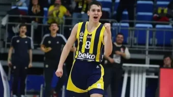 Kıbrıslı Türk oyuncu Ömer Ege Ziyaettin, Fenerbahçe Beko formasıyla başarıya koşuyor!