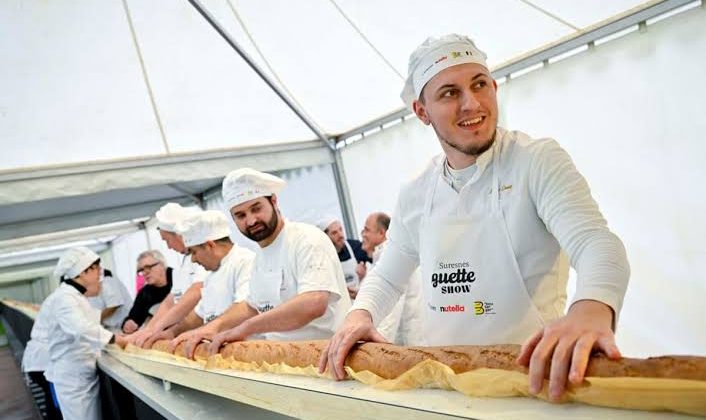 Fransa’da 140 metrelik baget ekmeği ile dünya rekoru kırıldı
