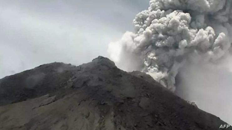 Endonezya’da patlayan Lewotobi Laki-Laki Yanardağı 800 metreye kül püskürttü