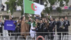 Olimpiyat açılışında Cezayir kafilesi, Paris’te katledilen Cezayirlileri Sen Nehri’ne gül atarak andı