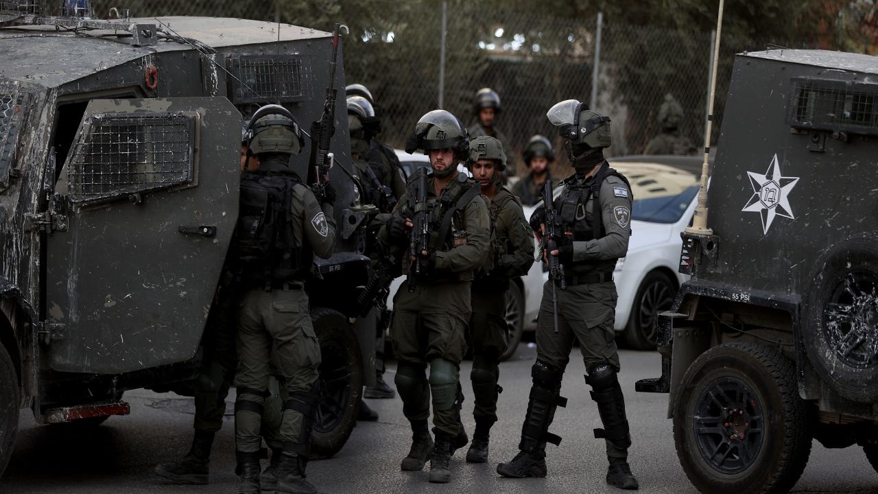İsrail polisi Doğu Kudüs’te Filistinlileri darbettiği anları görüntüleyen TRT Haber ekibine saldırdı