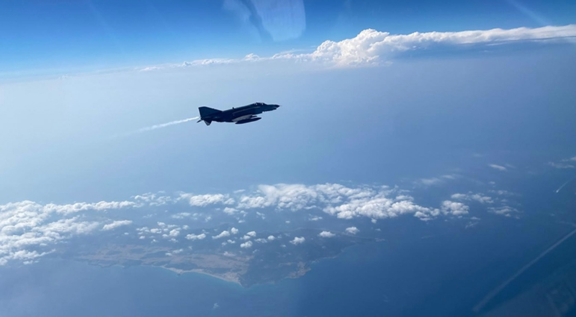 Türk Hava Kuvvetleri’nden Kıbrıs adasının güneyinde eğitim uçuşu
